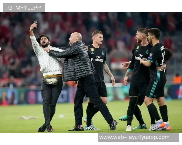 莱万因伤缺席至少四周球迷期待他早日回归赛场 莱万因伤缺席至少四周球迷期待他早日回归赛场